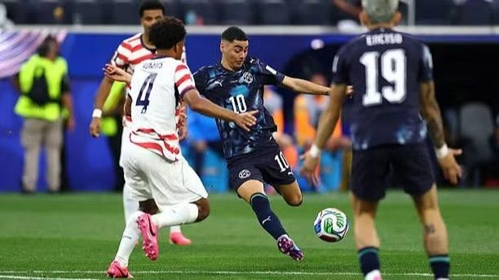 Khả năng càn quét và thu hồi bóng của Tyler Adams ở khu trung tuyến sẽ là chốt chặn quan trọng giúp tuyển Mỹ hóa giải các đợt phản công chớp nhoáng từ Australia. (Ảnh: FIFA)
