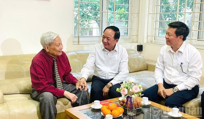 Đồng chí Trịnh Văn Quyết thăm hỏi và chúc mừng nhà báo Hà Đăng, nguyên Ủy viên Trung ương Đảng, Trưởng ban Tư tưởng-Văn hóa Trung ương, Tổng Biên tập Báo Nhân Dân, Tổng Biên tập Tạp chí Cộng sản. (Ảnh: PHẠM CƯỜNG)