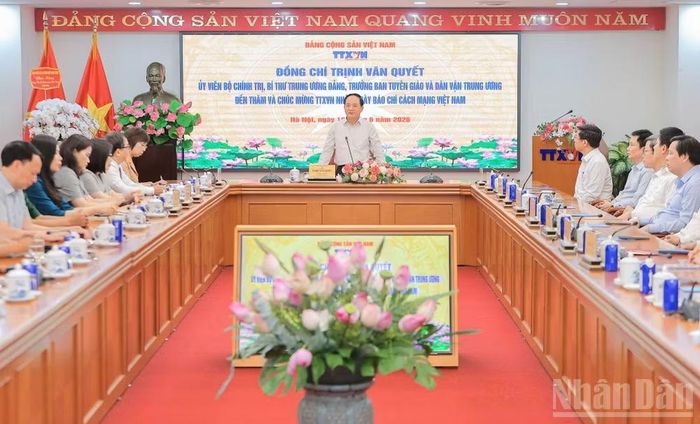 Đồng chí Trịnh Văn Quyết, Ủy viên Bộ Chính trị, Bí thư Trung ương Đảng, Trưởng Ban Tuyên giáo và Dân vận Trung ương phát biểu chúc mừng toàn thể lãnh đạo, cán bộ Thông tấn xã Việt Nam nhân dịp kỷ niệm 101 năm Ngày Báo chí cách mạng Việt Nam (21/6/1925-21/6/2026). (Ảnh: PHẠM CƯỜNG)