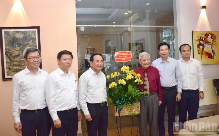 Đồng chí Trịnh Văn Quyết tặng hoa chúc mừng nhà báo Hà Đăng, nguyên Ủy viên Trung ương Đảng, nguyên Trưởng Ban Tư tưởng-Văn hóa Trung ương, nguyên Tổng Biên tập Báo Nhân Dân. (Ảnh: PHẠM CƯỜNG)