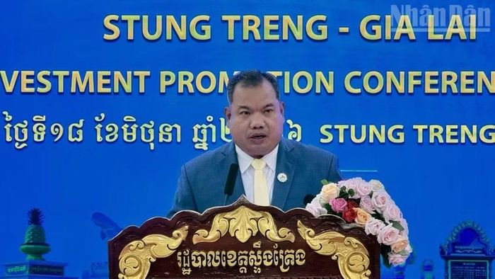Tỉnh trưởng Strung Treng Sor Soputra phát biểu ý kiến tại hội nghị. (Ảnh: HUY VŨ)