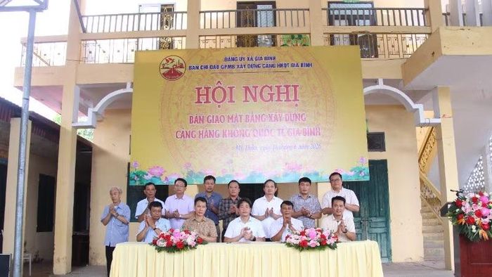 Các đại biểu chứng kiến lễ ký kết bàn giao mặt bằng của các đơn vị liên quan.