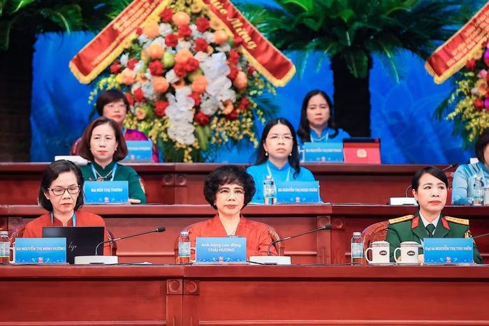 Anh hùng Lao động Thái Hương (ngồi giữa, hàng đầu), Chủ tịch Hiệp hội Nữ doanh nhân Việt Nam được Đại hội tín nhiệm bầu vào Ban Thường vụ Trung ương Hội Liên hiệp Phụ nữ Việt Nam khóa XIV.