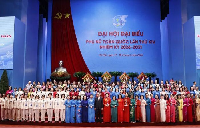 Các đồng chí lãnh đạo Đảng, Nhà nước chụp ảnh với các đại biểu dự Đại hội đại biểu Phụ nữ toàn quốc lần thứ XIV, nhiệm kỳ 2026-2031.