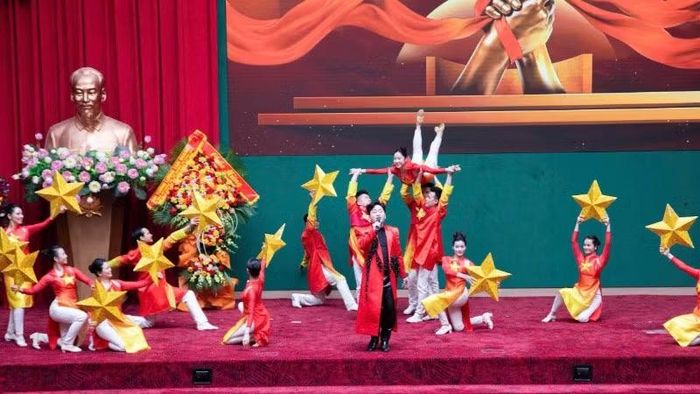 Tiết mục văn nghệ tại lễ phát động.