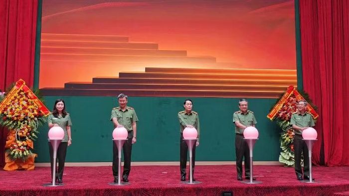 Đại diện lãnh đạo Bộ Công an và Hiệp hội Thể thao Công an thực hiện nghi thức bấm nút phát động.