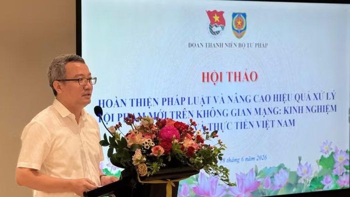 Ông Hồ Quang Huy, Cục trưởng Cục Kiểm tra văn bản và Tổ chức thi hành pháp luật, Bộ Tư pháp phát biểu đề dẫn tại hội thảo. (Ảnh: TL)