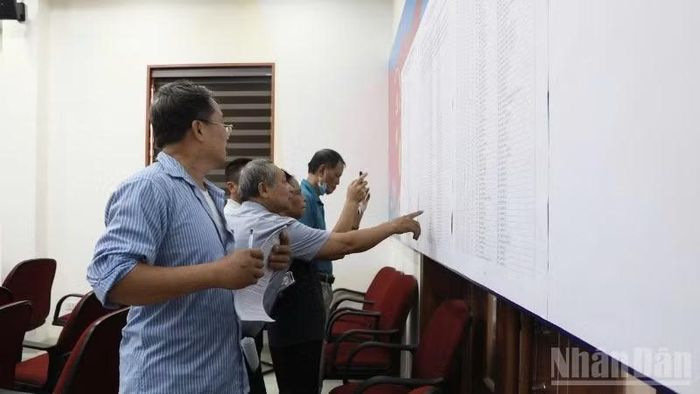 Nhân dân phường Định Công (Hà Nội) tìm hiểu về dự án.