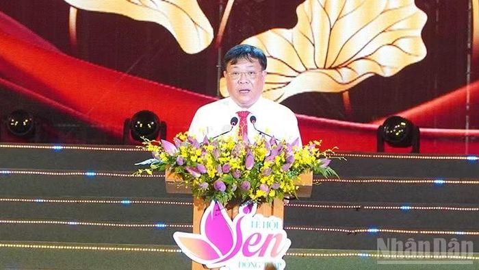 Chủ tịch Ủy ban nhân dân tỉnh Đồng Tháp Phạm Thành Ngại phát biểu tại đêm khai mạc.
