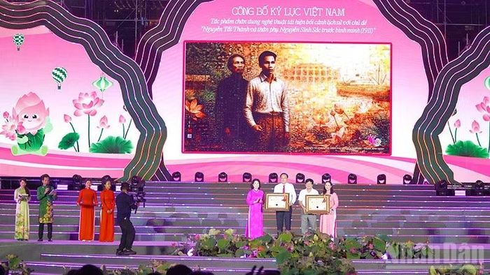 Công bố kỷ lục Việt Nam đối với tác phẩm chân dung nghệ thuật tái hiện bối cảnh lịch sử, chủ đề “Nguyễn Tất Thành và thân phụ Nguyễn Sinh Sắc - Trước bình minh (năm 1911)”.