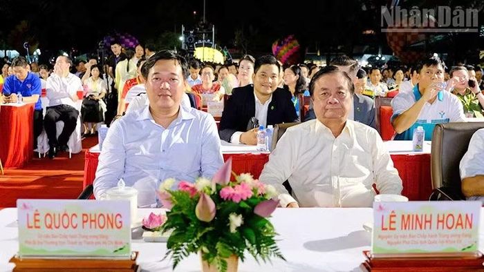 Đại biểu tham dự lễ khai mạc.