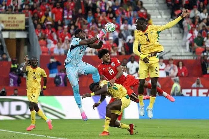 Thủ thành Ati Zigi (áo xanh) có nhiều pha cứu thua quan trọng cho Ghana trong hiệp 1