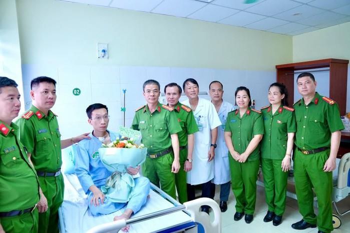 Lãnh đạo Phòng Cảnh sát điều tra tội phạm về ma túy Công an tỉnh Thanh Hóa và lãnh đạo Bệnh viện Đa khoa tỉnh Thanh Hóa trực tiếp đến thăm hỏi, tặng hoa chúc mừng trung tá công an Phạm Ngọc Khánh trong ngày xuất viện. Ảnh: BVĐK Thanh Hóa
