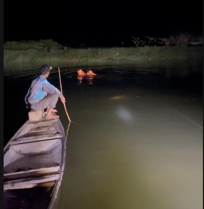 Tìm kiếm thi thể nạn nhân.