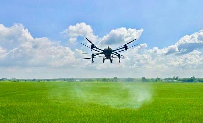 Chỉ với một thiết bị điều khiển, người nông dân có thể quản lý việc phun thuốc trên diện tích lớn.