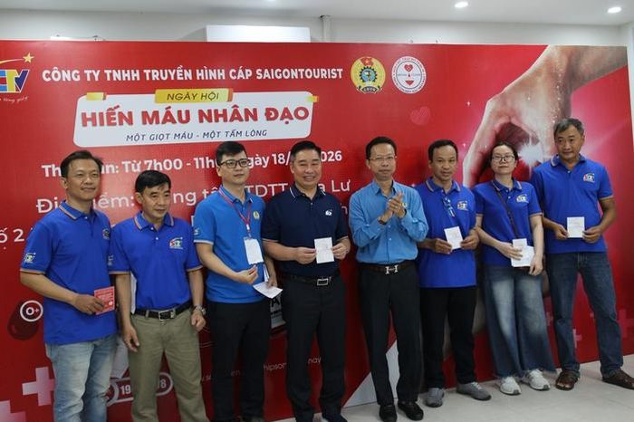Công ty vinh danh người có 10 lần tham gia hiến máu trở lên