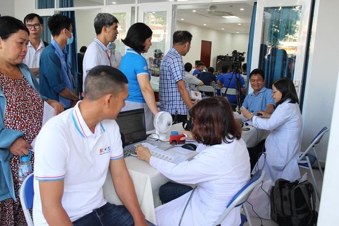 Người lao động được kiểm tra sức khỏe miễn phí trước khi hiến máu