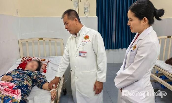 Bác sĩ thăm hỏi bệnh nhân đang điều trị tại bệnh viện. Ảnh: Báo Đồng Tháp
