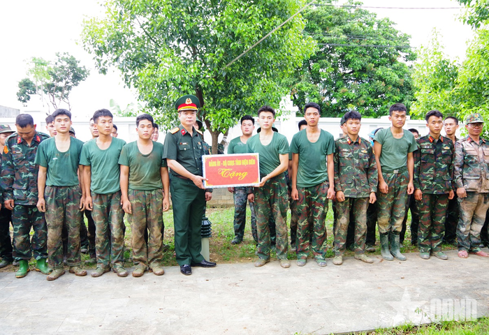  Đại tá Trịnh Đức Thiêm, Chỉ huy trưởng Bộ CHQS tỉnh tặng quà động viên lực lượng chuyên trách thực hiện chiến dịch 500 ngày đêm.