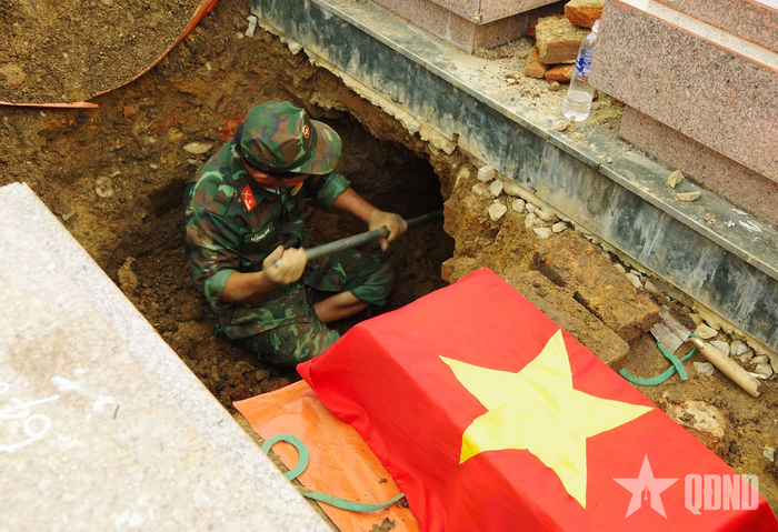 Lực lượng chuyên trách đào ngầm để lấy mẫu hài cốt.