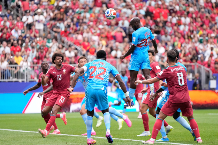 Wissa gỡ hòa 1-1 cho CHDC Congo cũng từ một pha đánh đầu. Ảnh: AP