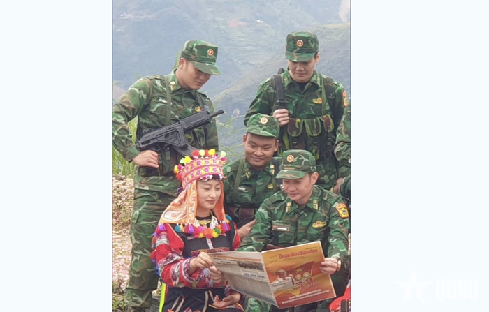 Báo Quân đội nhân dân đến với cán bộ, chiến sĩ Đồn Biên phòng Lũng Cú và người dân địa phương.
