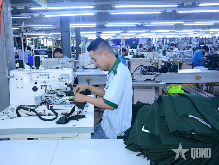 Sản xuất quân trang tại Công ty Cổ phần X20 (Tổng cục Hậu cần - Kỹ thuật).