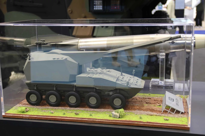  Mô hình thu nhỏ pháo tự hành bánh lốp VBM 155 SPH 10x10 trưng bày tại triển lãm Eurosatory 2026 ở Paris, Pháp. Ảnh: Army Recognition