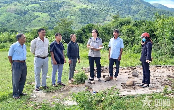 Cán bộ thi hành án dân sự vận động đương sự tự nguyện thi hành bản án. Ảnh: Phòng Thi hành án dân sự Khu vực 2 tỉnh Khánh Hòa cung cấp
