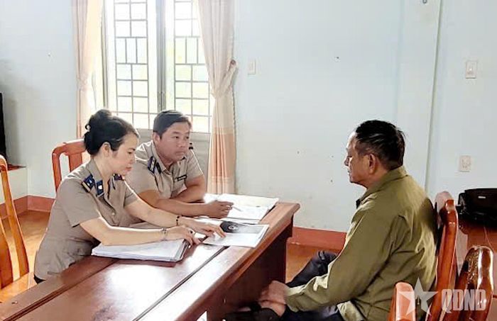 Cán bộ thi hành án dân sự tận tâm giải thích pháp luật với đương sự. Ảnh: Phòng Thi hành án dân sự Khu vực 10 tỉnh Gia Lai cung cấp