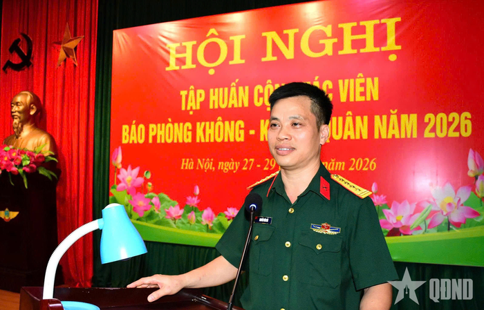 Đại tá Nguyễn Văn Hải, Trưởng phòng Biên tập Văn hóa- Thể thao (Báo Quân đội nhân dân), trao đổi nghiệp vụ báo chí tại Hội nghị tập huấn Cộng tác viên Báo Phòng không-Không quân, tháng 5-2026. Ảnh: Vũ Duy