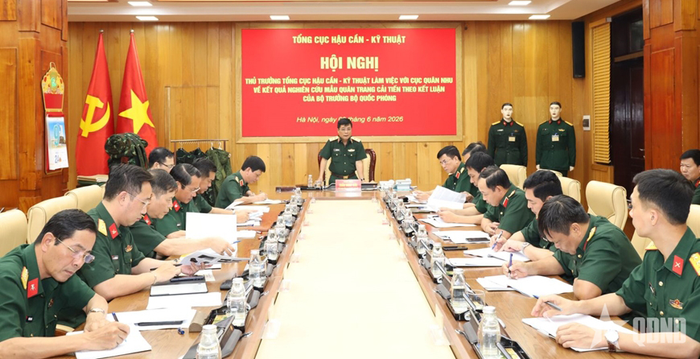 Trung tướng Trần Minh Đức, Chủ nhiệm Tổng cục Hậu cần - Kỹ thuật làm việc với Cục Quân nhu về kết quả nghiên cứu mẫu quân trang cải tiến theo kết luận của Bộ trưởng Bộ Quốc phòng, ngày 9-6-2026. Ảnh minh họa: qdnd.vn