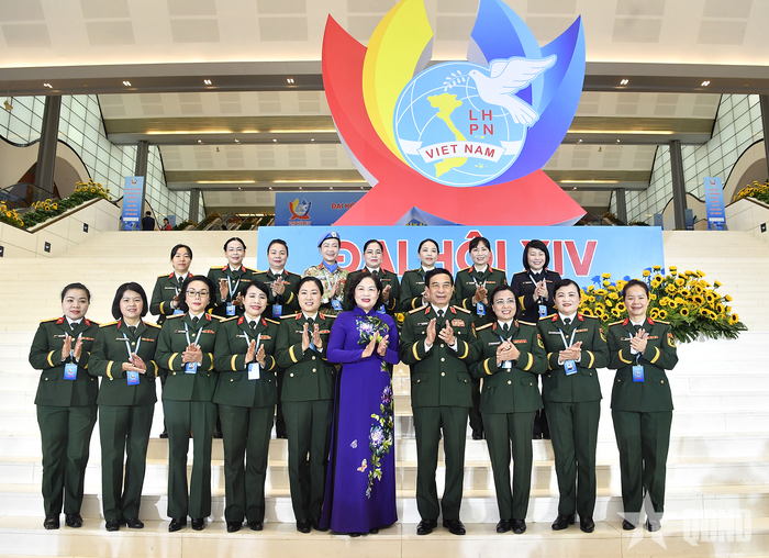 Đại tướng Phan Văn Giang, Ủy viên Bộ Chính trị, Phó thủ trưởng Chính phủ, Bộ trưởng Bộ Quốc phòng chụp cùng đoàn đại biểu Phụ nữ Quân đội trước phiên khai mạc trọng thể Đại hội đại biểu Phụ nữ toàn quốc lần thứ XIV.