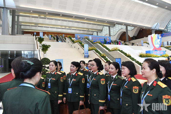Các đại biểu Phụ nữ Quân đội tìm hiểu các mô hình, sản phẩm và thành tựu được giới thiệu tại khu trưng bày, triển lãm của Đại hội.