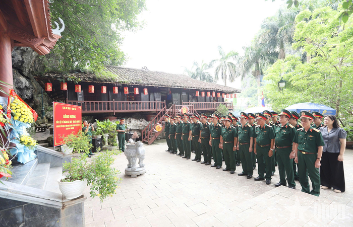 Đoàn công tác dâng hoa, dâng hương tưởng niệm các anh hùng liệt sĩ ngành Xe máy - Vận tải quân sự tại Khu di tích Nhị - Tam Thanh. 