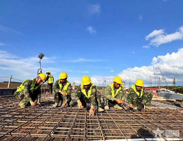  Bộ đội Trung đoàn 38, Sư đoàn 2, Quân khu 5 tham gia xây dựng Trường Phổ thông nội trú liên cấp Tiểu học, THCS xã Ia Pnôn, tỉnh Gia Lai. Ảnh: qdnd.vn 