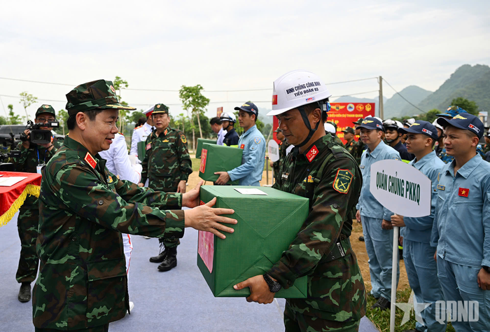  Thượng tướng Đỗ Xuân Tụng, Ủy viên Trung ương Đảng, Phó chủ nhiệm Tổng cục Chính trị động viên, tặng quà lực lượng tham gia diễn tập.