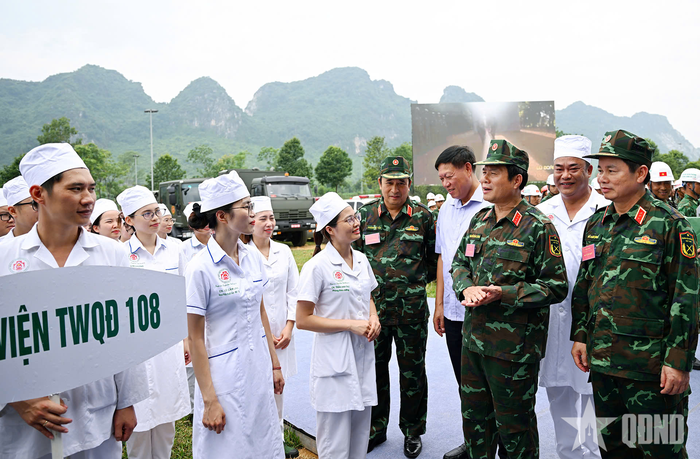 Đại tướng Nguyễn Tân Cương động viên lực lượng diễn tập. 