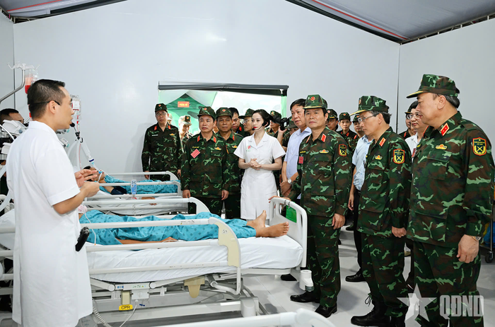 Các đại biểu kiểm tra bệnh viện dã chiến. 