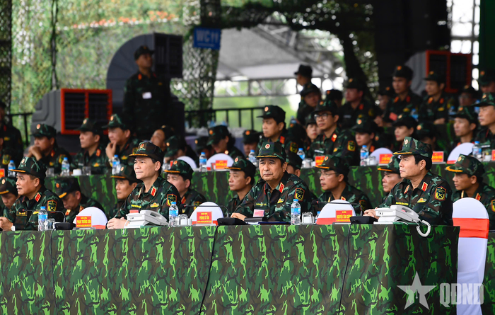  Các đại biểu theo dõi diễn tập.