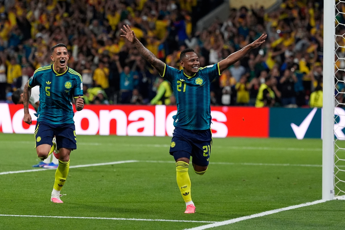 Deiber Campaz (bên phải, số 21) ăn mừng bàn thắng ấn định chiến thắng 3-1 cho Colombia. Ảnh: AP 
