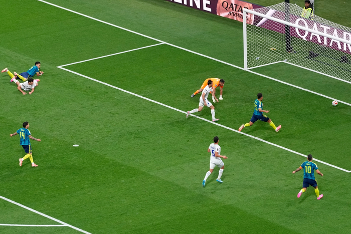 Luis Diaz nâng tỷ số lên 2-1 cho Colombia. Ảnh: AP 