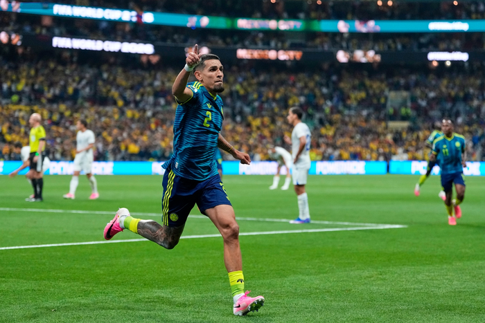 Daniel Munoz mừng bàn thắng đưa Colombia vươn lên dẫn trước 1-0. Ảnh: AP 