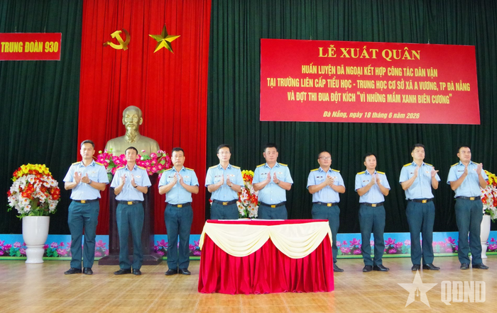 Lãnh đạo, chỉ huy Trung đoàn Không quân 930 chứng kiến và ký xác nhận giao ước thi đua của các cơ quan, đơn vị.