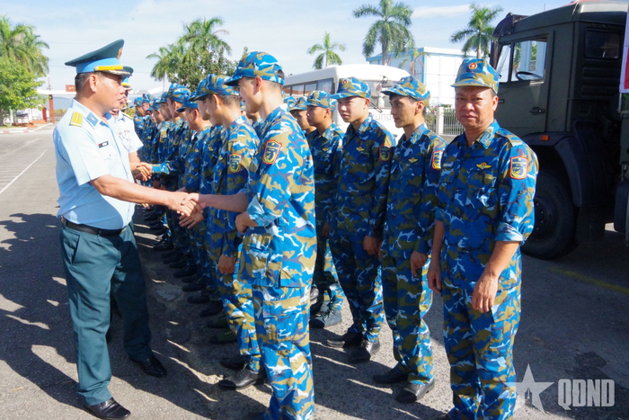 Lãnh đạo, chỉ huy Trung đoàn động viên bộ đội trước khi lên đường thực hiện nhiệm vụ.