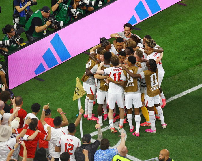 Các cầu thủ tuyển Anh ăn mừng bàn thắng sau khi Rashford ghi bàn thắng thứ 4. Ảnh: Reuters