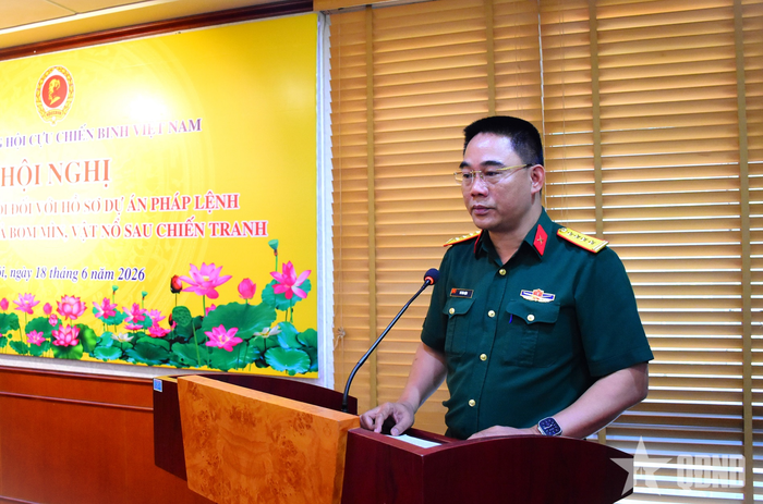 Đại tá Vũ Văn Kiệm, Phó cục trưởng Cục Pháp chế (Bộ Quốc phòng) phát biểu tiếp thu ý kiến tại hội nghị.
