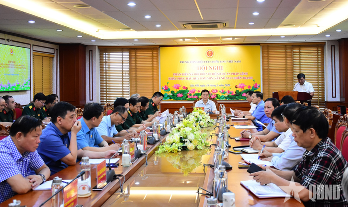 Hội nghị với sự tham gia của các chuyên gia, nhà khoa học, luật sư đóng góp vào hồ sơ Dự án Pháp lệnh khắc phục hậu quả bom mìn, vật nổ sau chiến tranh.