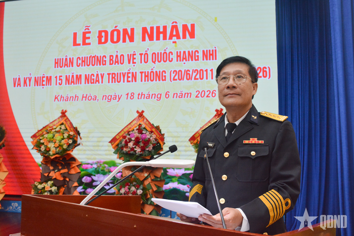  Đại tá Huỳnh Xuân Sinh, Giám đốc Nhà máy X52 trình bày diễn văn kỷ niệm. 