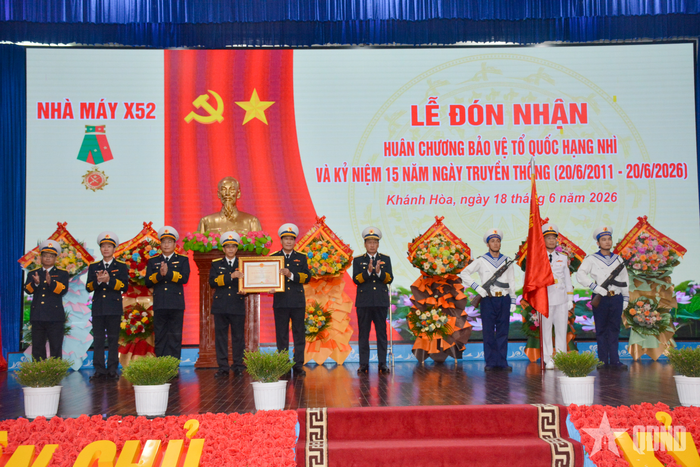  Thừa ủy quyền của Chủ tịch nước, lãnh đạo Quân chủng Hải quân trao Huân chương Bảo vệ Tổ quốc hạng Nhì tặng Nhà máy X52.